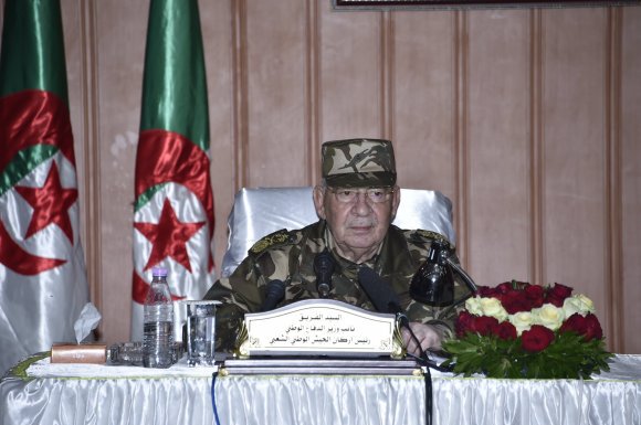 رئيس الأركان الجزائري: الجيش خط أحمر وأغلب الشعب قبل مقترح عزل الرئيس
