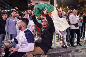 استقالة بوتفليقة تدفع شوارع الجزائر للاحتفال بعد أسابيع من الاحتجاج