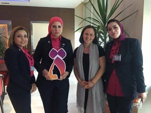 استقبال السيدات بالورود والشيكولاتة بمطار القاهرة احتفالًا باليوم العالمي للمرأة (صور)