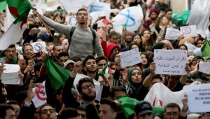 رويترز: مليون محتج جزائري في الشوارع والشرطة تطلق الرصاص المطاطي