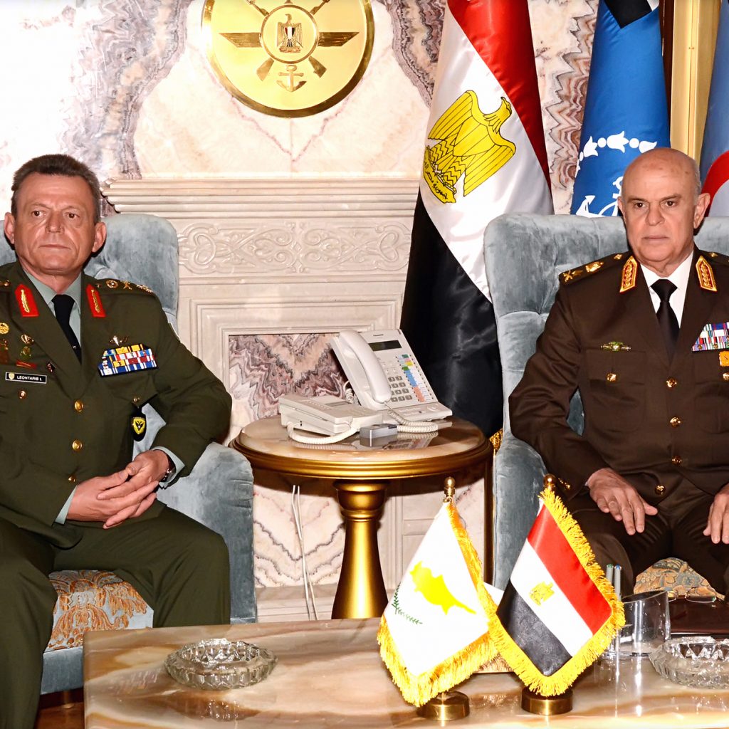الفريق محمد فريد يبحث التعاون العسكري مع قائد الحرس الوطني القبرصي (صور)