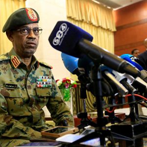 رئيس المجلس العسكري الانتقالي السوداني عوض بن عوف يتنازل عن منصبه