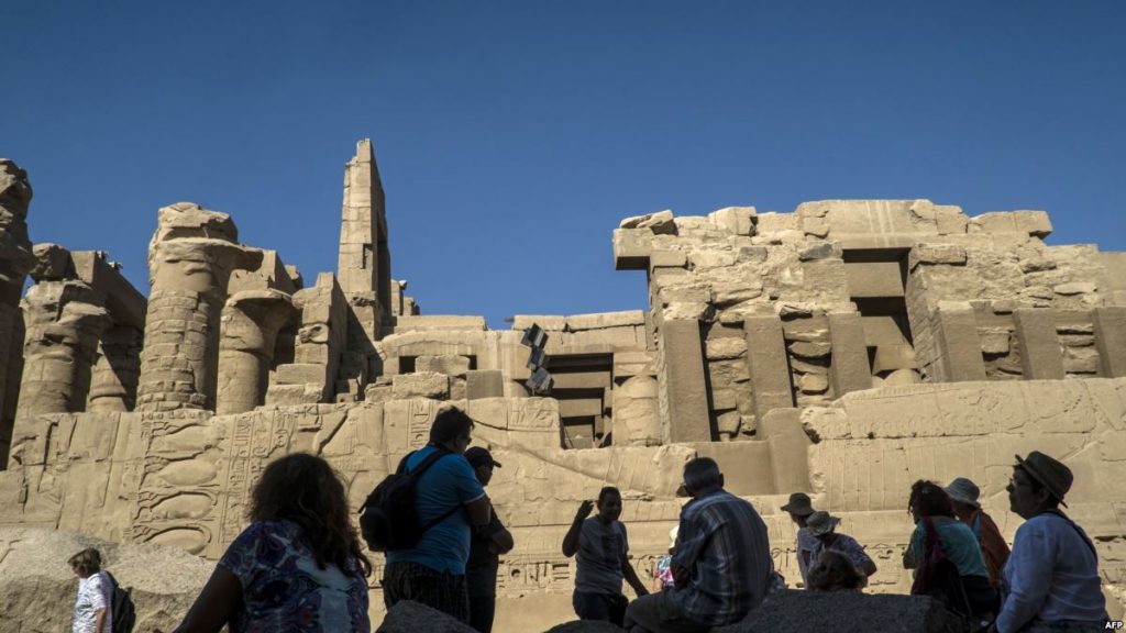 أوروبا تستحوذ على النصيب الأكبر من السياح الوافدين لمصر (إنفوجراف)