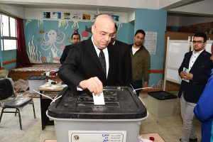 وزير الإسكان بعد تصويته في التعديلات الدستورية: المصريون يستكملون بناء مستقبلهم