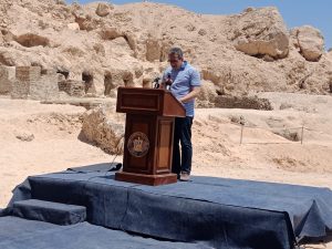 وزير الآثار و20 سفيرا يزورون مقبرة الملكة نفرتاري بالأقصر