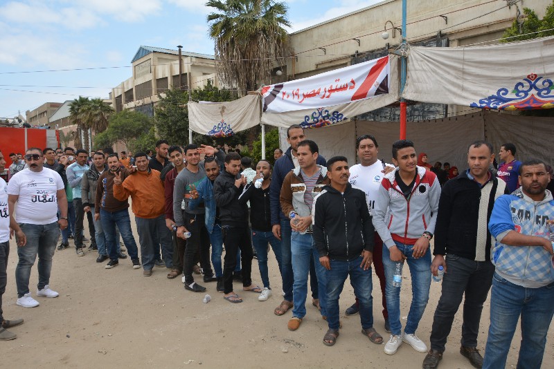 عمال المشروعات البترولية والاستثمارية يتصدرون مشاهد التصويت على الدستور ببورسعيد (صور)