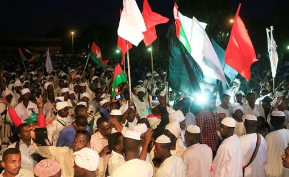 حشود من السودانيين تحاصر وزارة الدفاع للمطالبة بحكم مدني