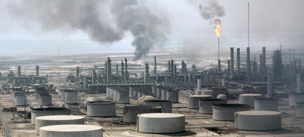 رويترز : السعودية تهدد ببيع النفط بعملة غير الدولار