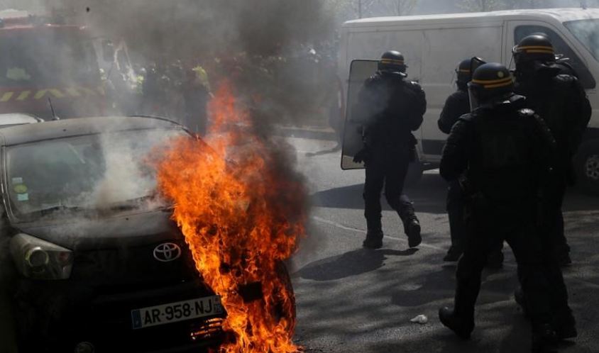 بالحجارة.. اشتباكات بين الشرطة والسترات الصفراء في باريس
