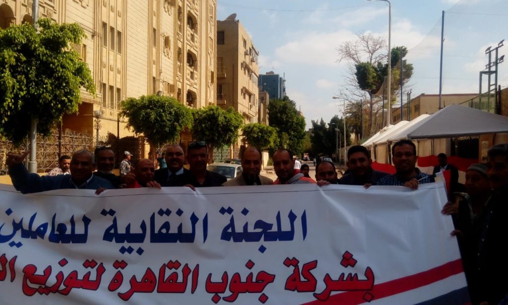 العاملون بالكهرباء يتوافدون على لجان الاستفتاء للتصويت على التعديلات الدستورية 