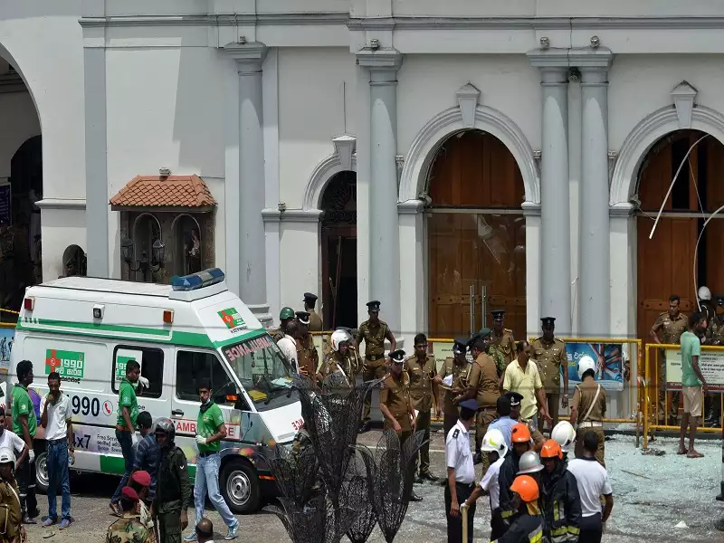 بعد 8 تفجيرات في سيريلانكا.. ارتفاع الضحايا إلى 156 قتيلًا وفرض حظر التجوال(صور)