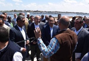 رئيس الوزراء يتفقد أول ميناء صيد برشيد يضم 22 مبنى للصناعات البحرية