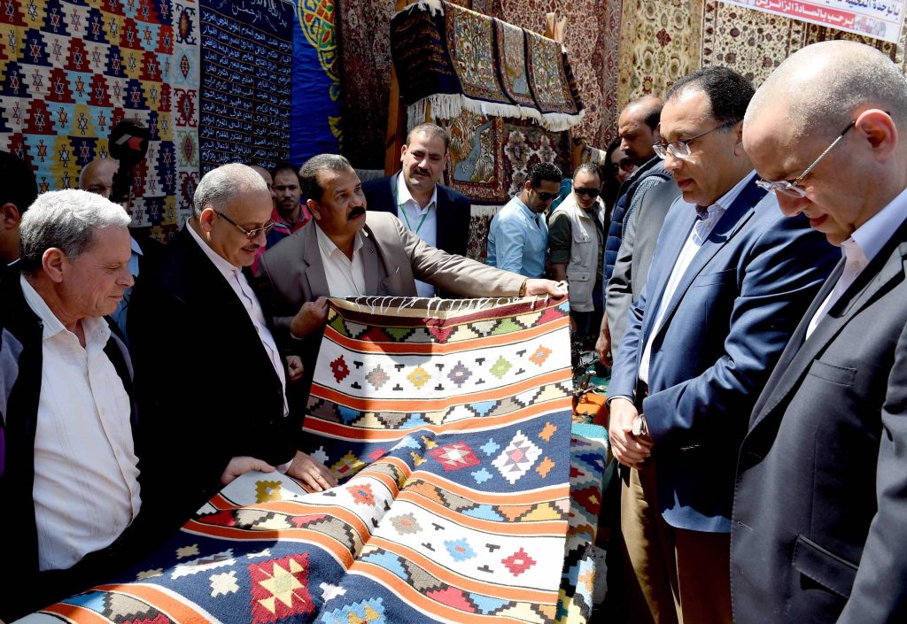رئيس الحكومة غير قادر على شراء «سجاد يدوي» من معرض بالبحيرة (صور)