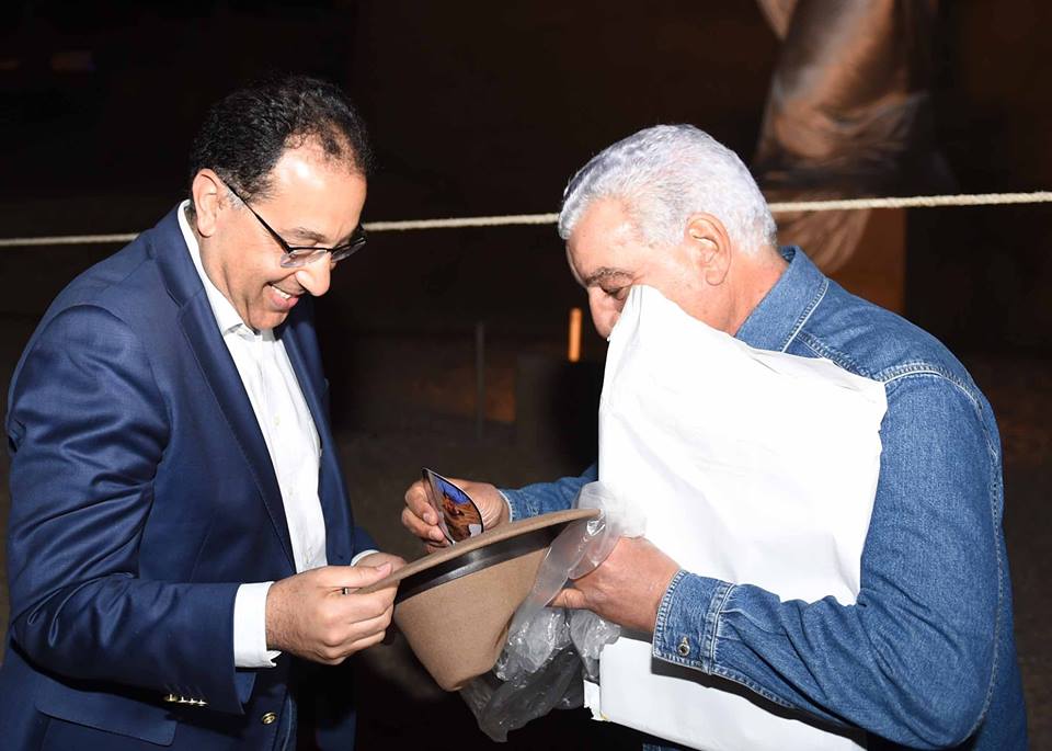 حواس يشكر السيسي على دعم السياحة ويهدي كتابه «الحياة في الجنة» لرئيس الحكومة