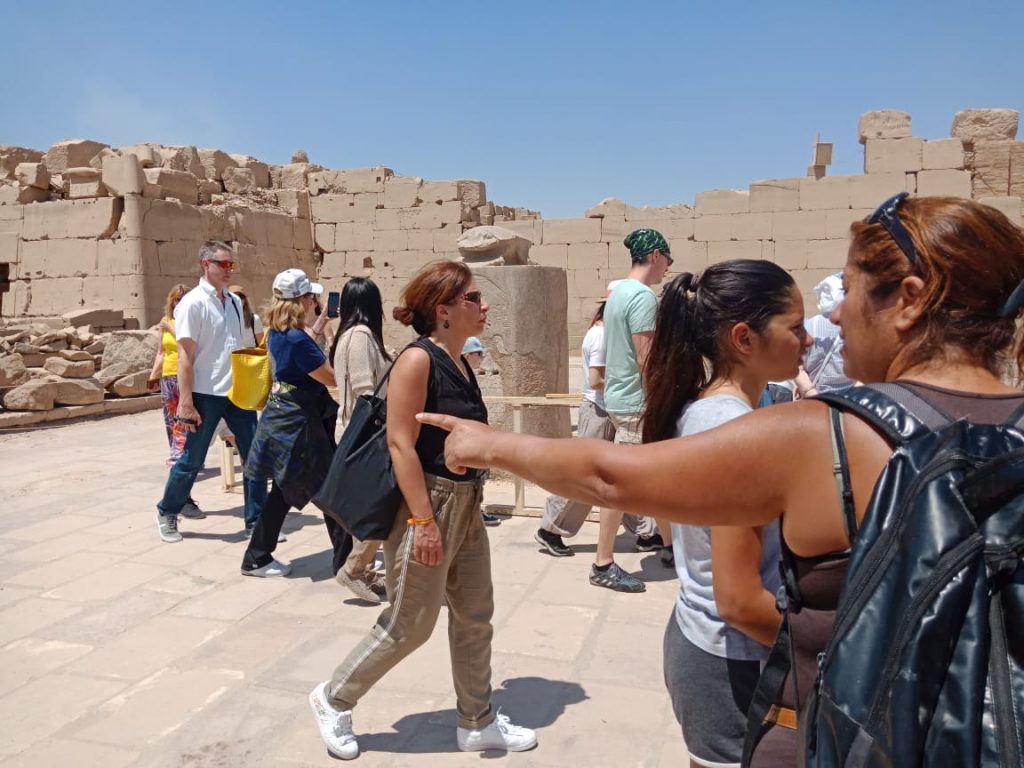 بحثًا عن السعادة.. وزيرة السياحة ويسرا يطوفان حول «جعران» معبد الكرنك (صور)