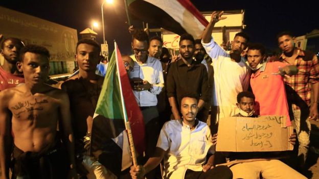 رويترز: القوات السودانية تتحرك لفض اعتصام المتظاهرين في وسط العاصمة