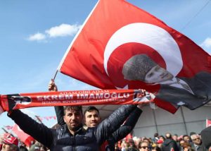 منافس أردوغان في الانتخابات التركية يجمع أصوات حزبين على طرفي نقيض