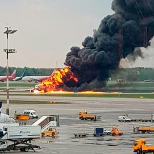مقتل 13 شخصا جراء حريق بطائرة ركاب روسية (صور)