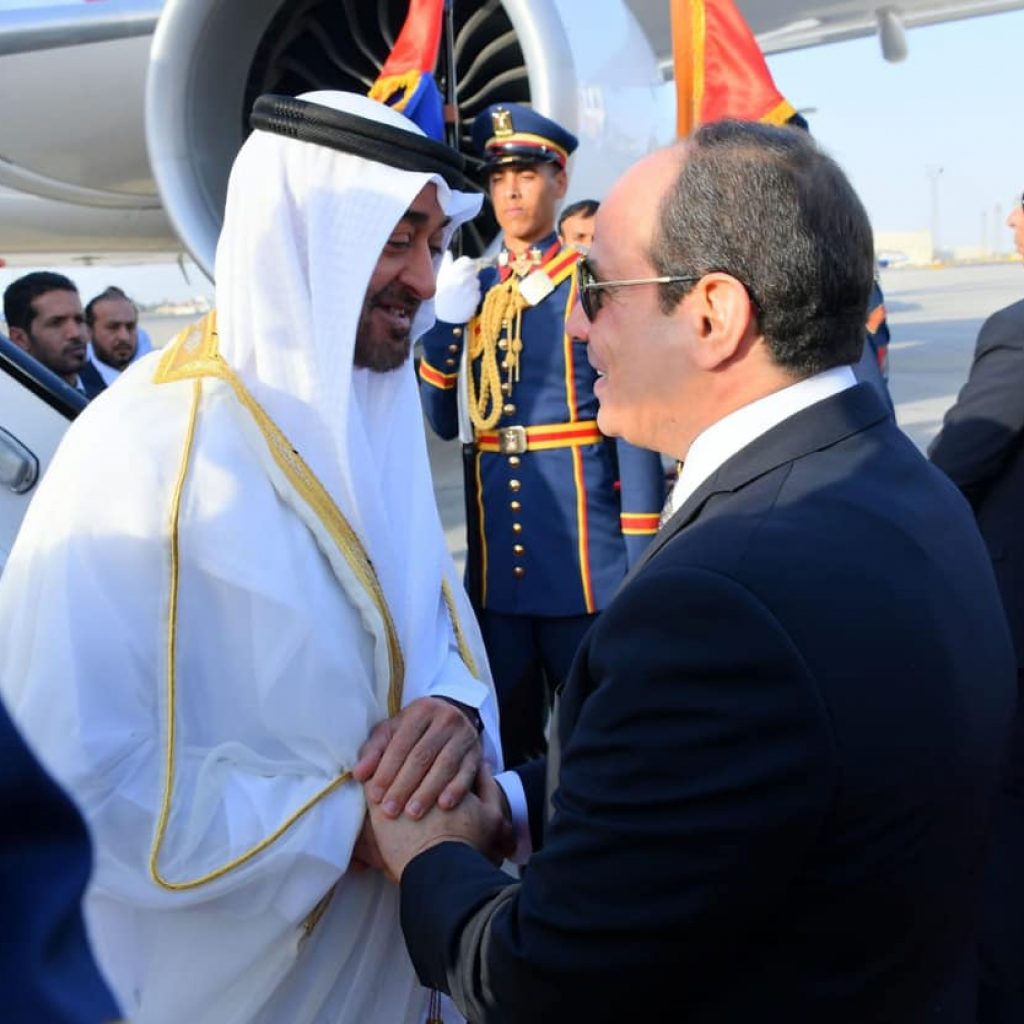 السيسي يستقبل ولي عهد أبو ظبي بمطار القاهرة (صور)