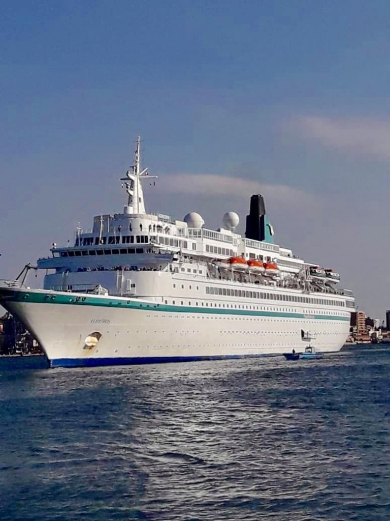 تفريغ 3500 طن رخام  و 3100 طن حديد  بميناء غرب بورسعيد
