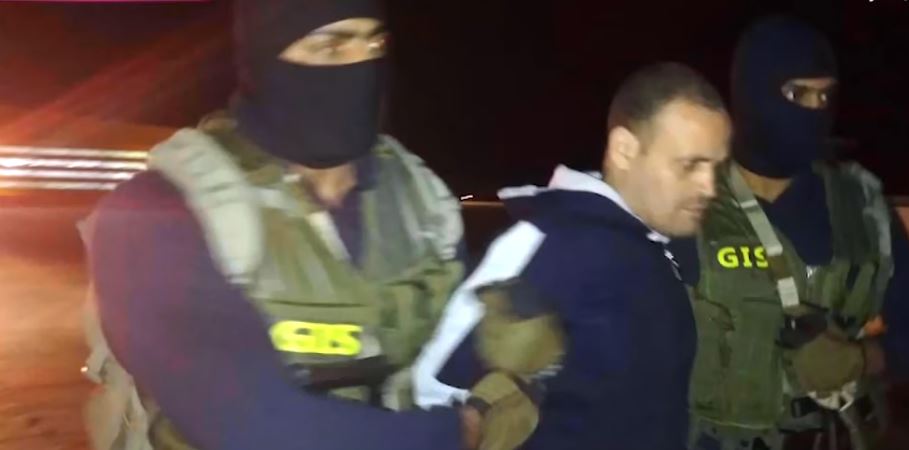مصر تتسلم الإرهابي هشام عشماوي من الجيش الليبي (فيديو)