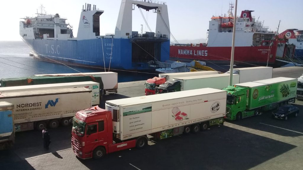 «الحاجة زينب» تغادر بورتوفيق وعلى متنها  8 آلاف طن بضائع متجهة إلى الصومال