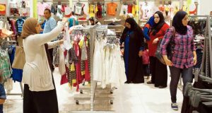تجار: رواج في مبيعات الملابس والأحذية استعدادًا للعيد