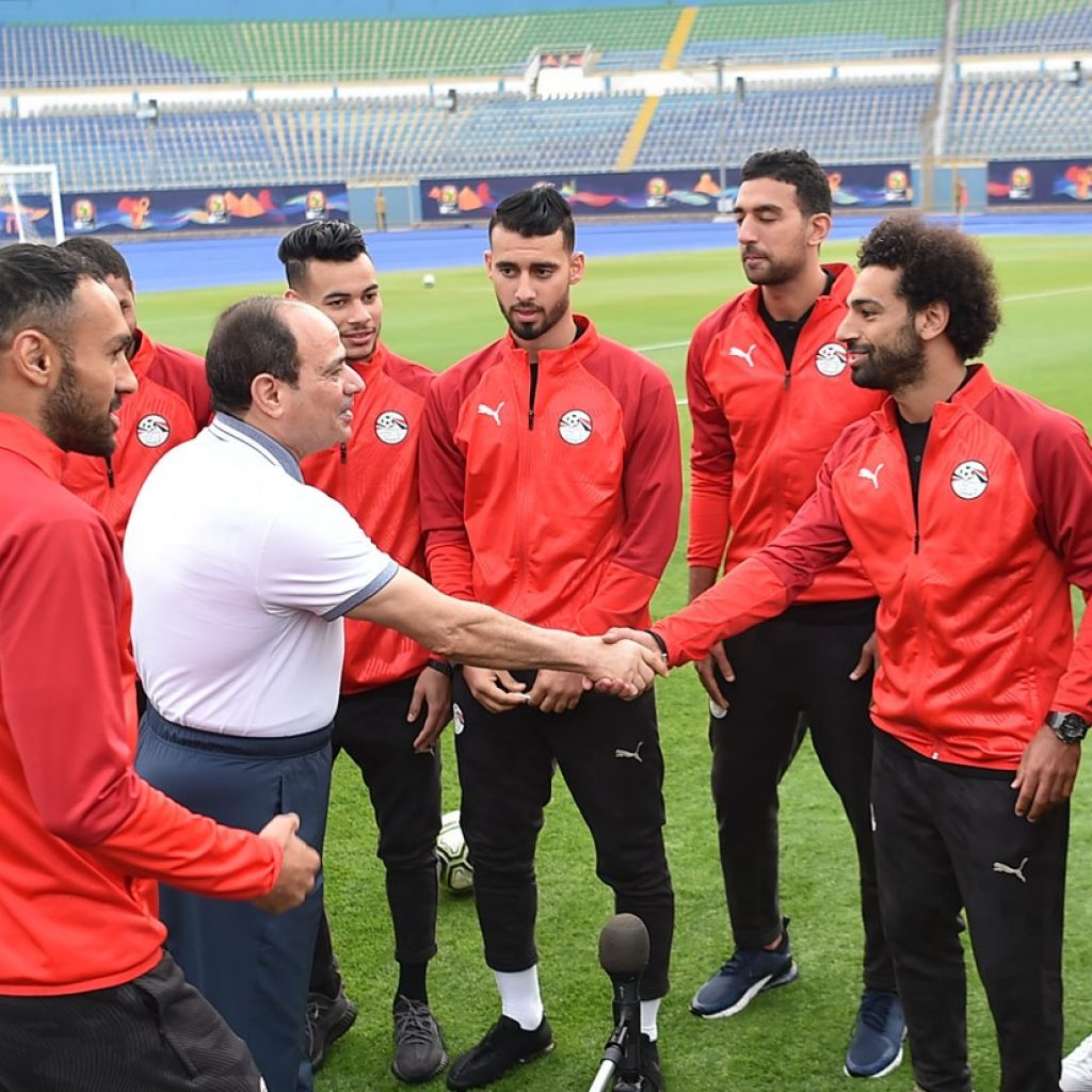 السيسي للاعبي المنتخب: نتمنى نشوف أحسن نتيجة والأهم كيف نقدم نفسنا للعالم (فيديو)