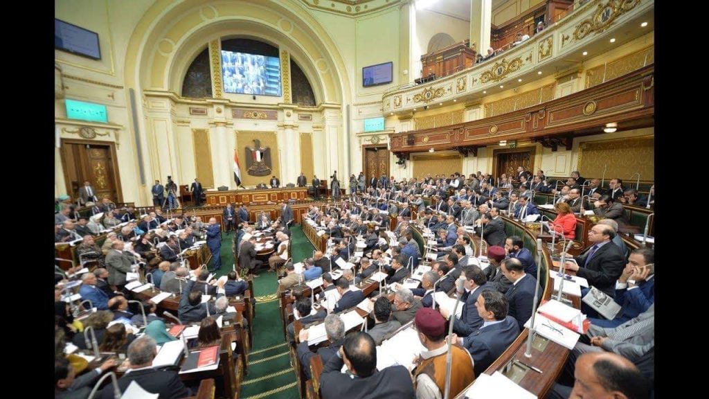 البرلمان يقر قانونًا جديدًا يسمح لـ«البترول» بالتنقيب في الصحراء الشرقية