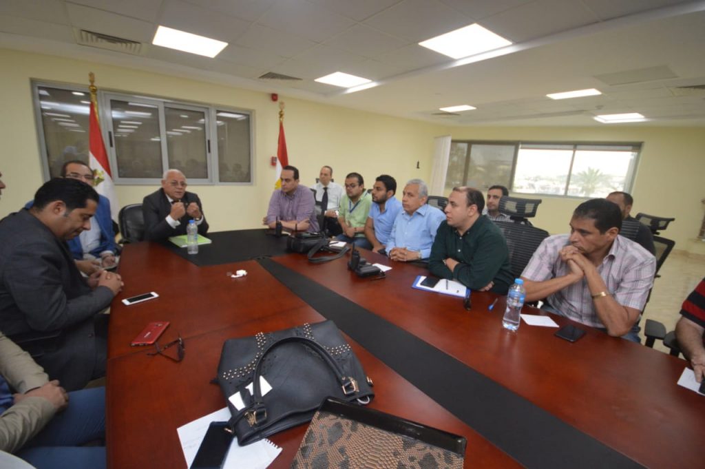 محافظ بورسعيد يطالب بتفعيل الكروت الوظيفية للعاملين بمنظومة التأمين الصحي