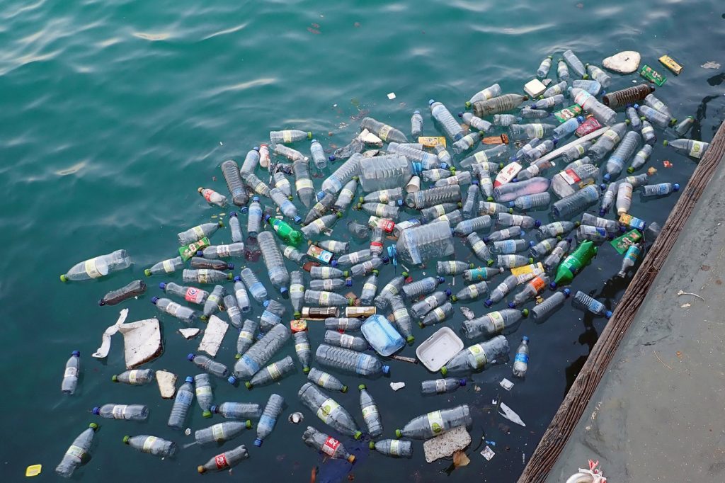 «البيئة» تبحث تنفيذ المشروع التجريبي لإدارة المخلفات البلاستيكية بنهر النيل والبحر المتوسط