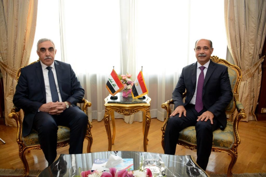 وزير الطيران يلتقي سفير العراق بالقاهرة لبحث التعاون في مجال النقل الجوي