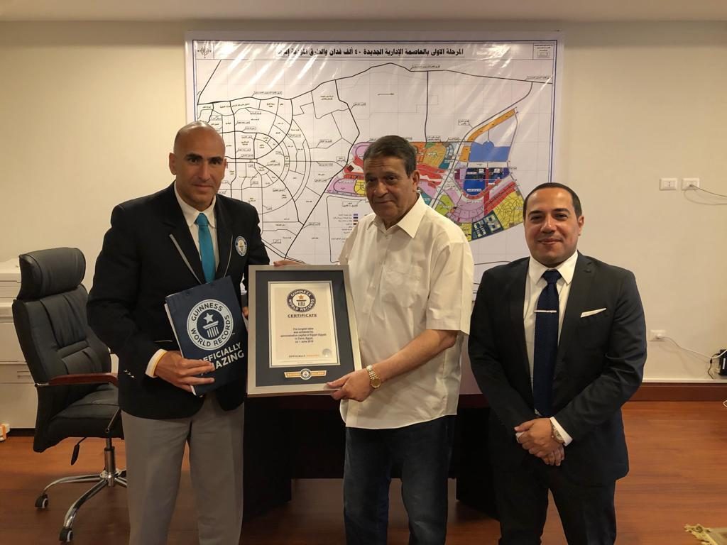 العاصمة الإدارية تتسلم رسميا شهادة جينيس بأطول مائدة إفطار في العالم (صور)
