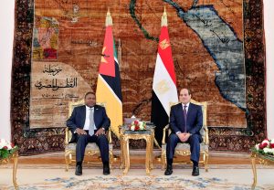 مصر تستقبل رئيس موزمبيق لأول مرة.. والسيسي يعزيه في ضحايا الأعاصير (صور)