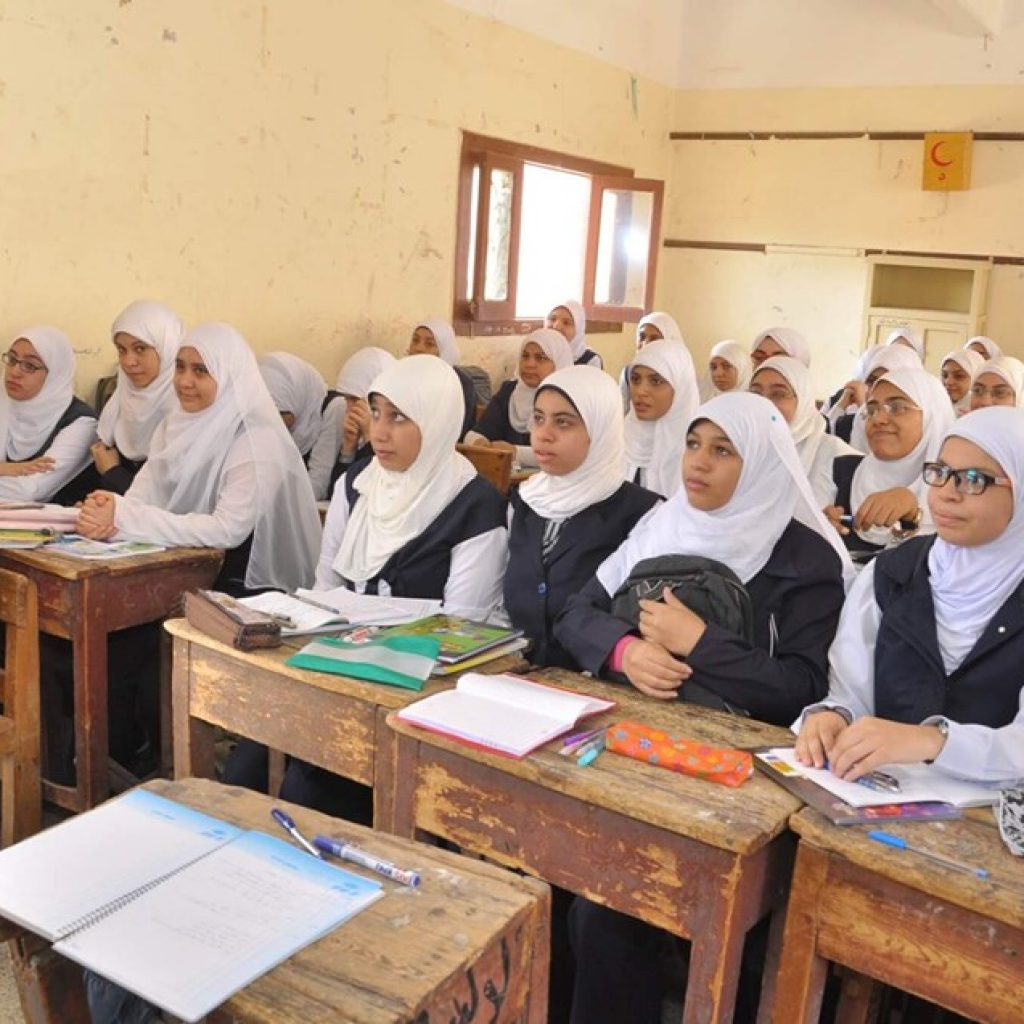 الحكومة تنفى فرض قيود على إعفاءات المصروفات المدرسية للطلاب الأيتام وأبناء المرأة المطلقة