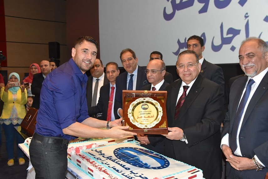 تكريم أحمد عز وأبطال الممر بعد العرض الثاني