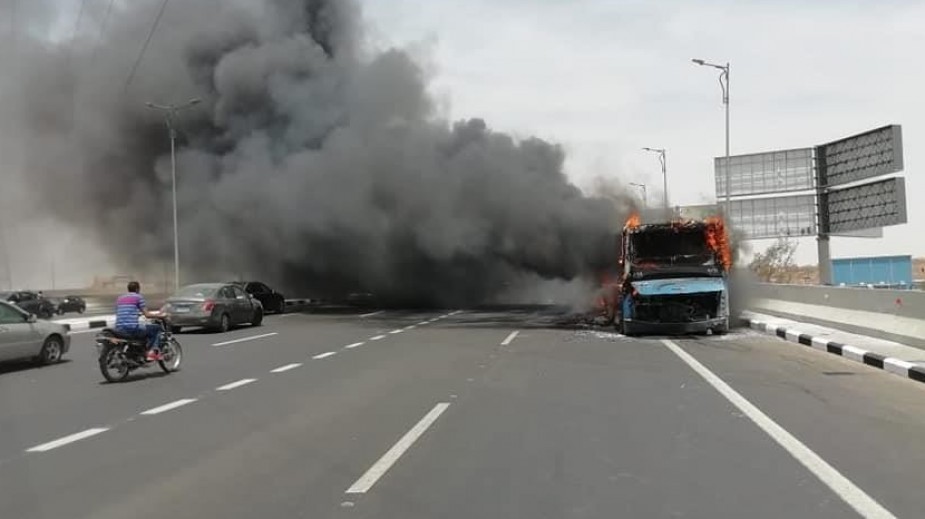 إخماد حريق في سيارة نقل محملة بالوقود بطريق الأوتوستراد (صور)