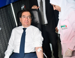 وزير البترول يتبرع بالدم ويطلق حملة بالشركات والحقول