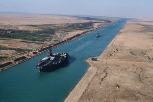هيئة قناة السويس تخفض رسوم عبور الشاحنات في شرق بورسعيد