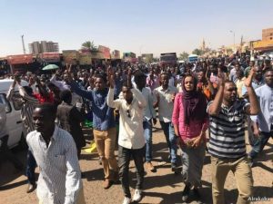 آلاف السودانيين يواصلون زحفهم للقصر الرئاسي وقوات الأمن ترد بقنابل الغاز
