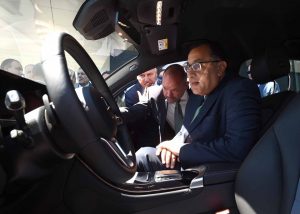 اتفاق مع «مرسيدس» ومفاوضات مع «BMW».. رئيس الحكومة: مصر ستتحول لمركز لتصدير السيارات للمنطقة