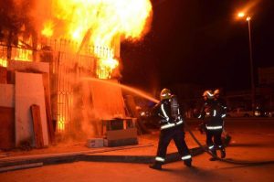 إخماد حريق في مخلفات بكوبري مشاة بالزيتون بلا إصابات