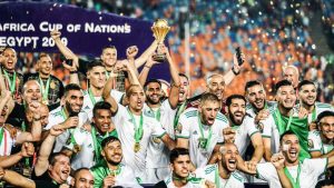 الجزائر تنضم للقائمة.. كم منتخبًا توّج بلقب أمم إفريقيا خارج ملعبه؟