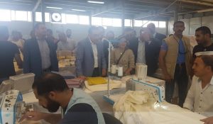 عاملات يستقبلن رئيس الوزراء بالزغاريد في مصنع نايل لينين جروب بالعامرية