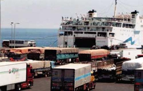 وصول 4600 طن ردة لميناء بورتوفيق قادمة من اليمن