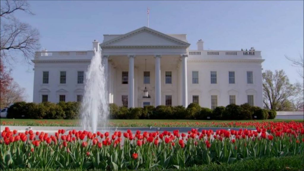 البيت الأبيض يرد على الانتقادات بشأن إقالة مفتش عام الخارجية