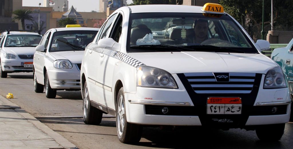 «سائقي التاكسي الأبيض» تعتزم مقاضاة التأمينات الاجتماعية
