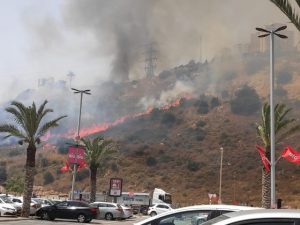 حرائق هائلة في إسرائيل وتحذيرات من التعرض للشمس وإشعال النار