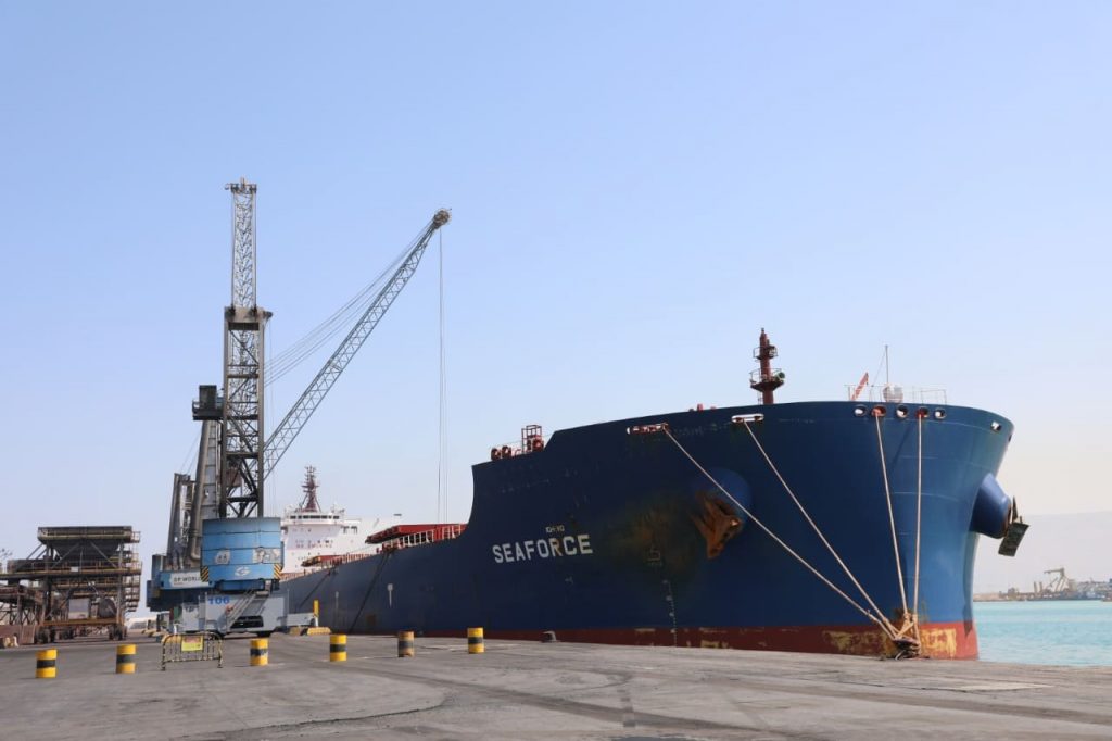 ميناء السخنة يستقبل أكبر سفينة صب جاف على متنها 175 ألف طن حديد بليت