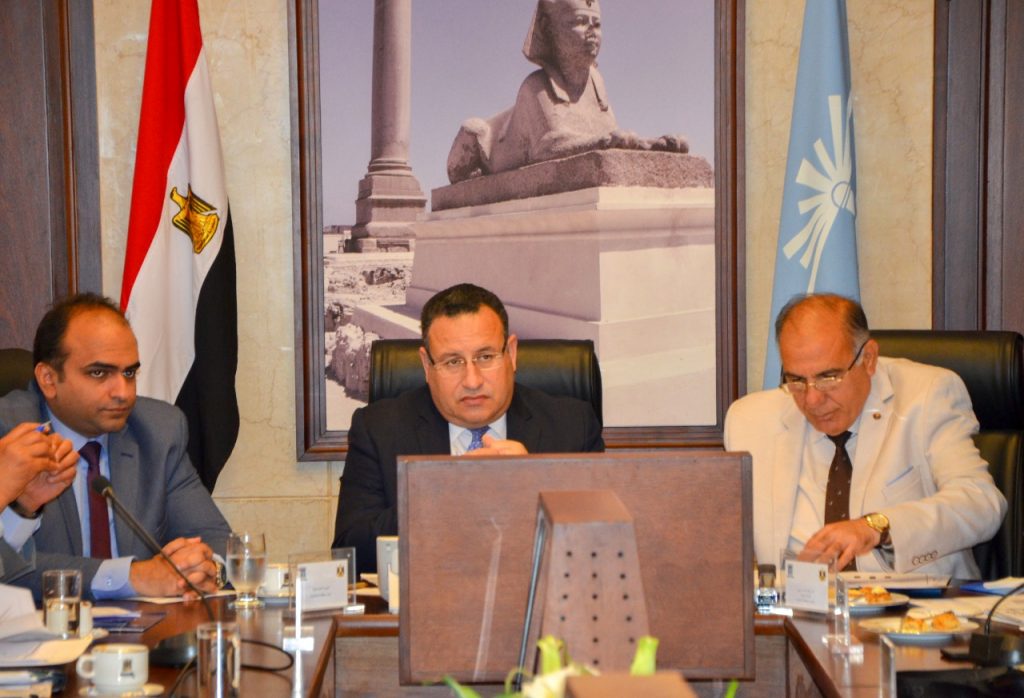 محافظ الإسكندرية يكلف مسئولي «نهضة مصر» برفع كفاءة حاويات القمامة